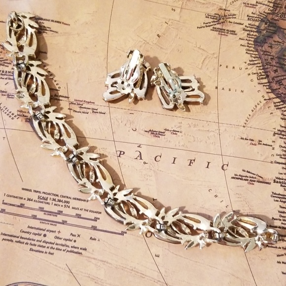 Vintage Bakelite Bracelet & Earrings set - Picture 4 of 7